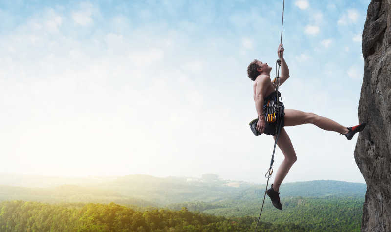 悬崖上的男性登山运动员