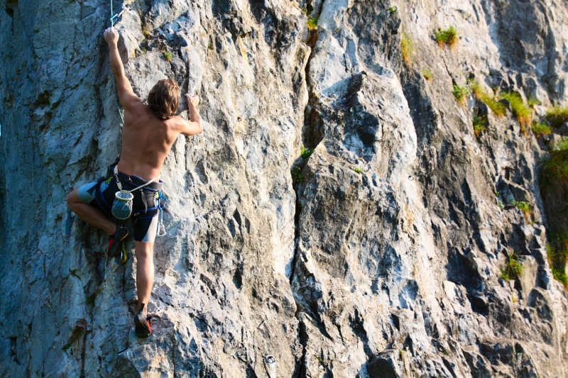 悬崖上的年轻攀爬者