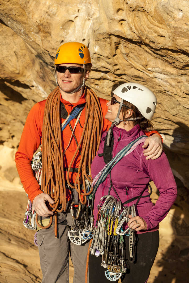 山脚下准备攀岩的队伍