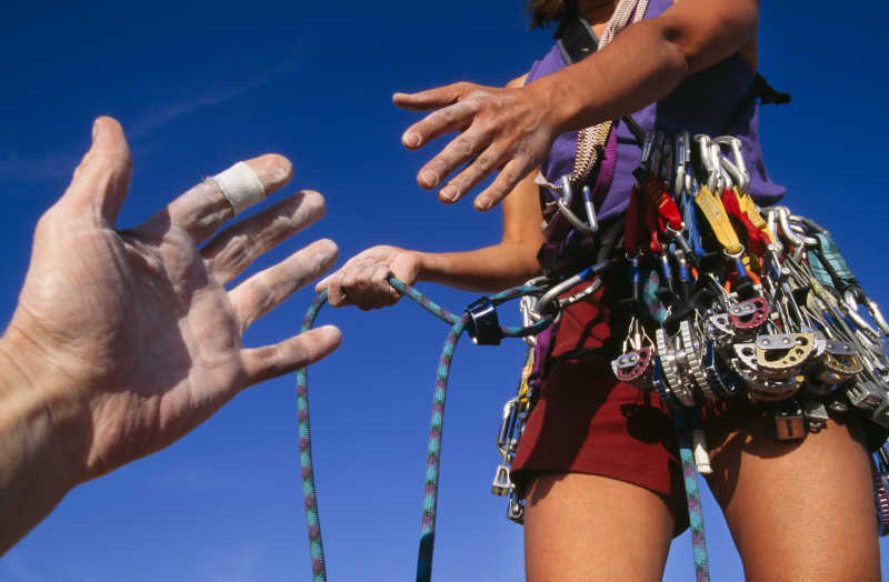 相互帮助的登山者