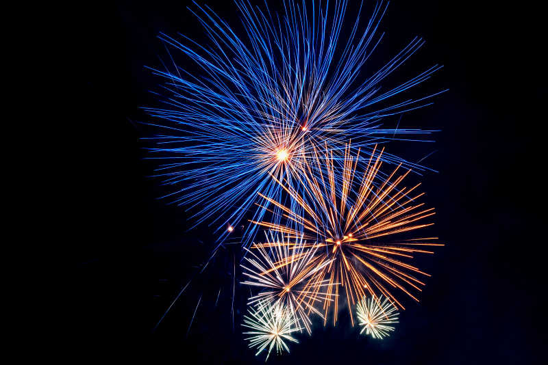 黑色背景上的烟火