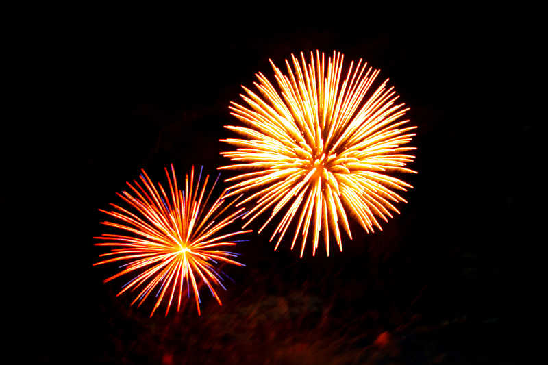 美丽的橙色烟花