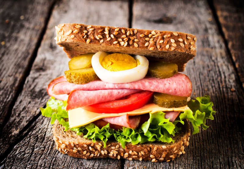 木桌上的烤面包三明治