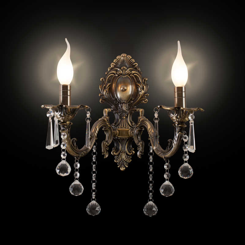 黑色背景上的青铜壁灯