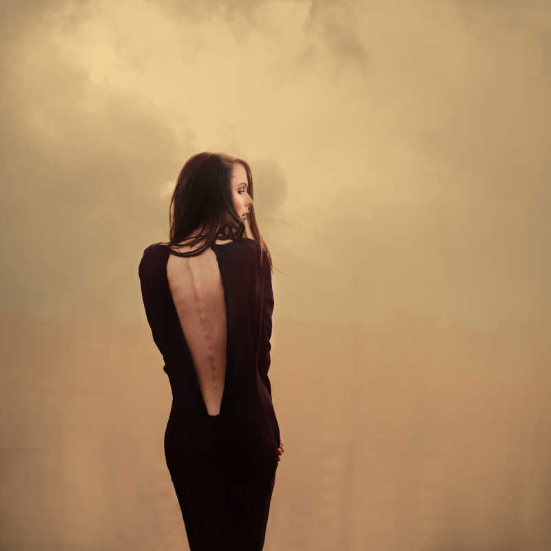 金色天空背景下的美丽女孩