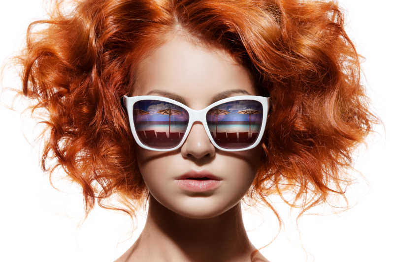 戴着太阳镜的时尚女人