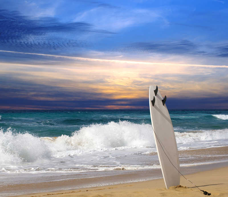 海滩上的冲浪板