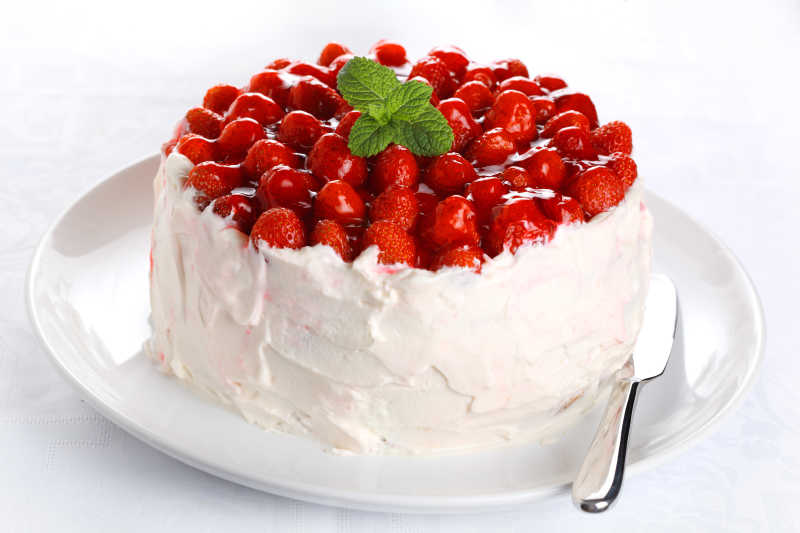 白色瓷盘上的草莓奶油蛋糕