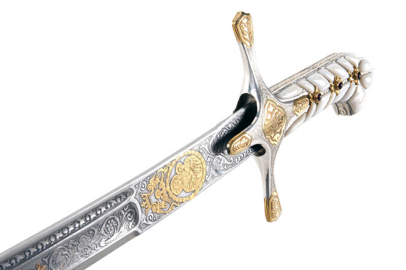 白色背景中的古老的军刀