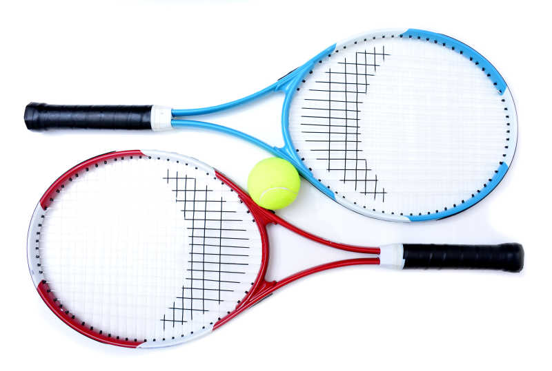 白色背景下的两个网球拍和网球
