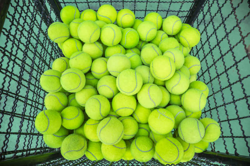 铁筐里的一堆网球