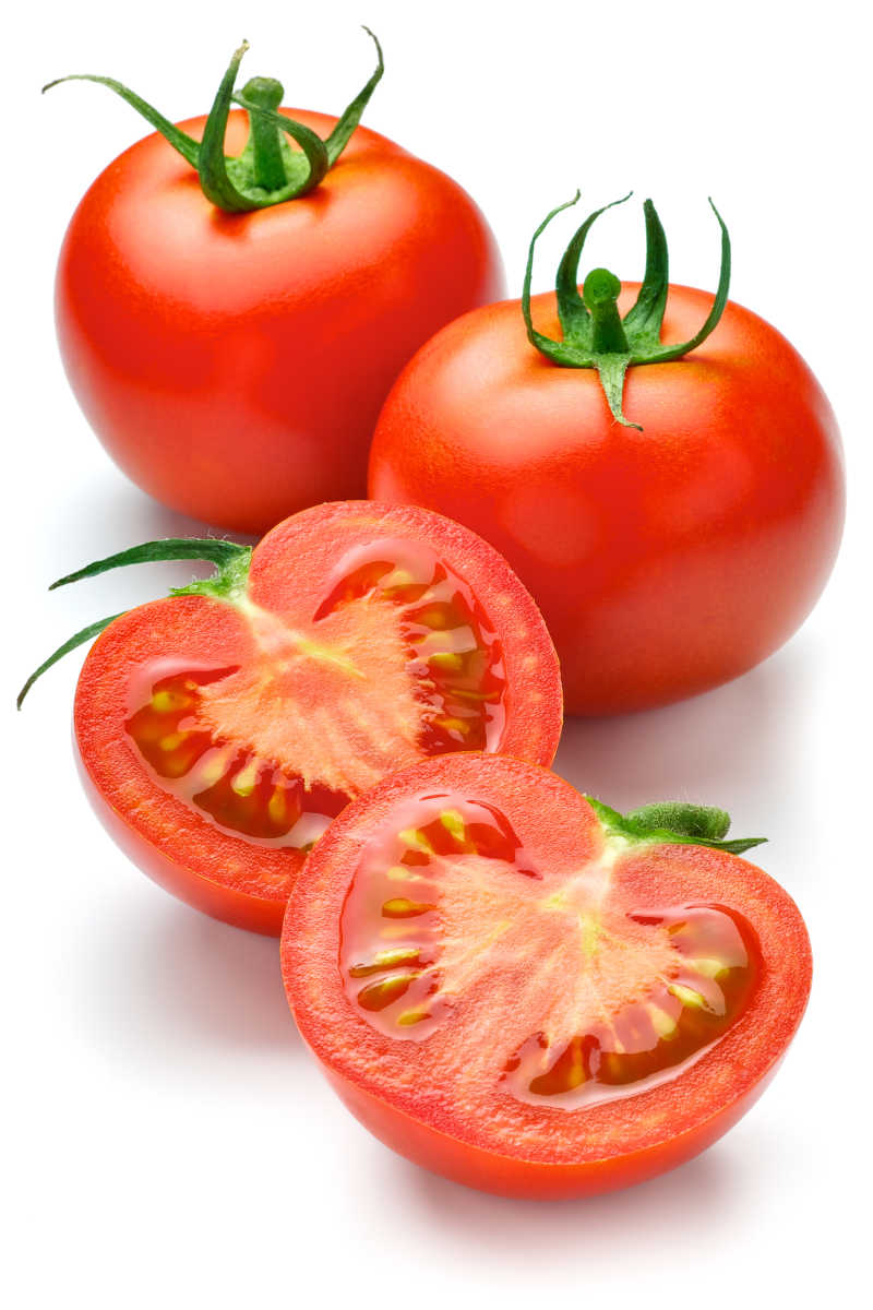 白色背景上切开的番茄