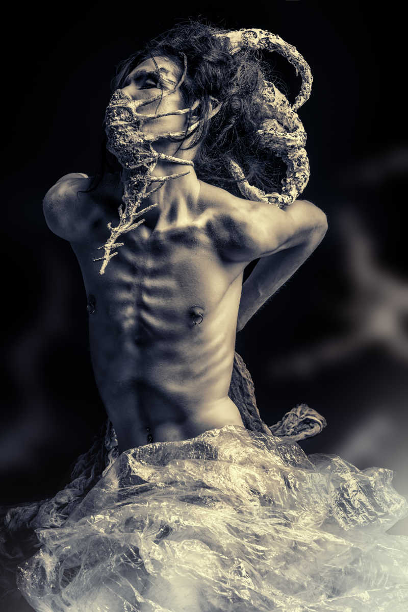 万圣节恐怖装扮的男子