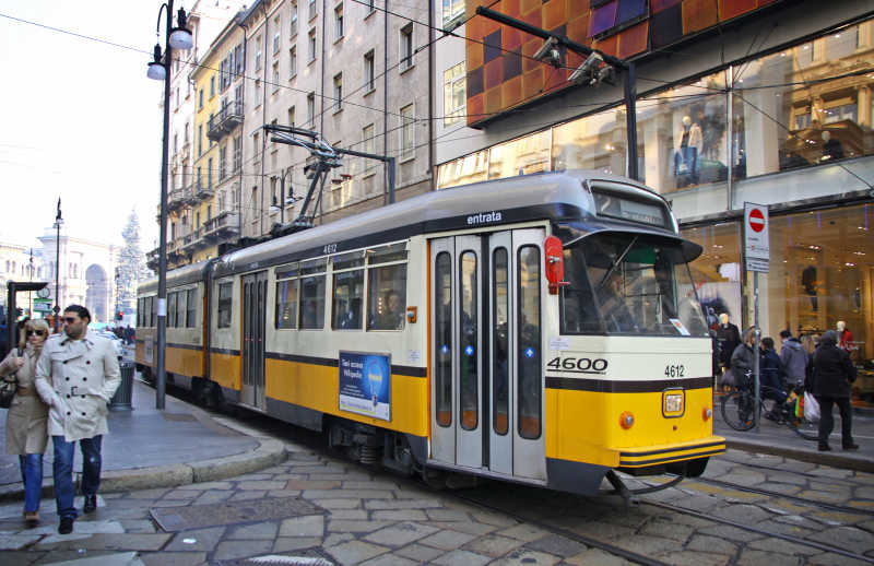 米兰街上的有轨电车