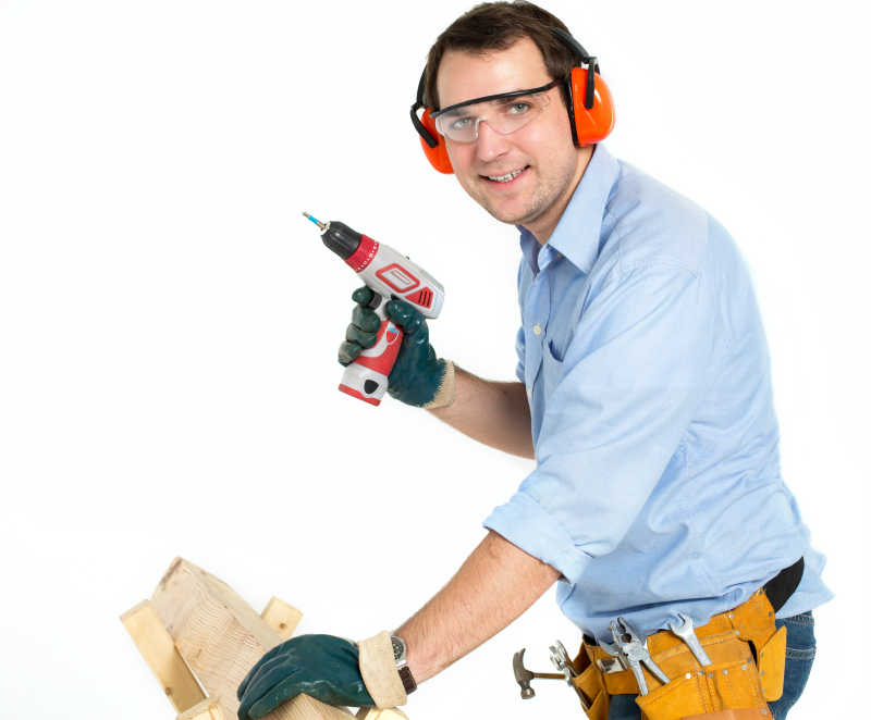 在给木头打孔的建筑工人