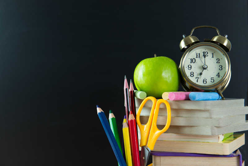 学校用品和闹钟
