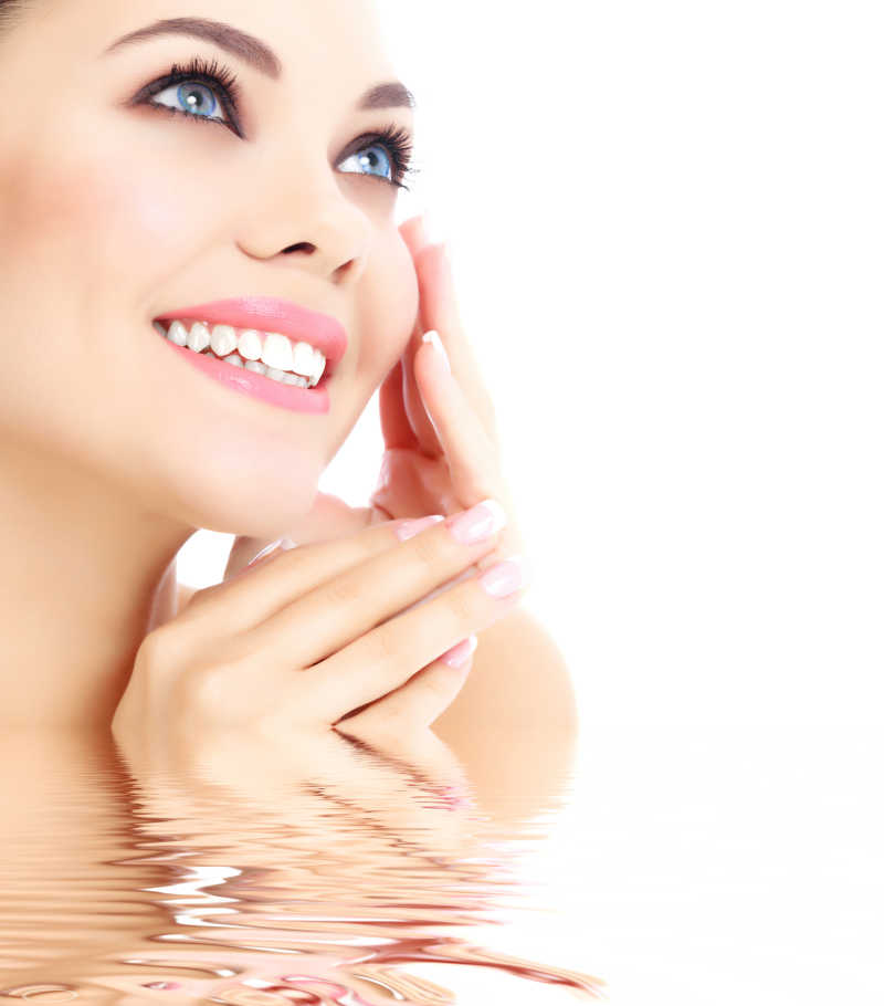 在水里摸着自己脸微笑的女人