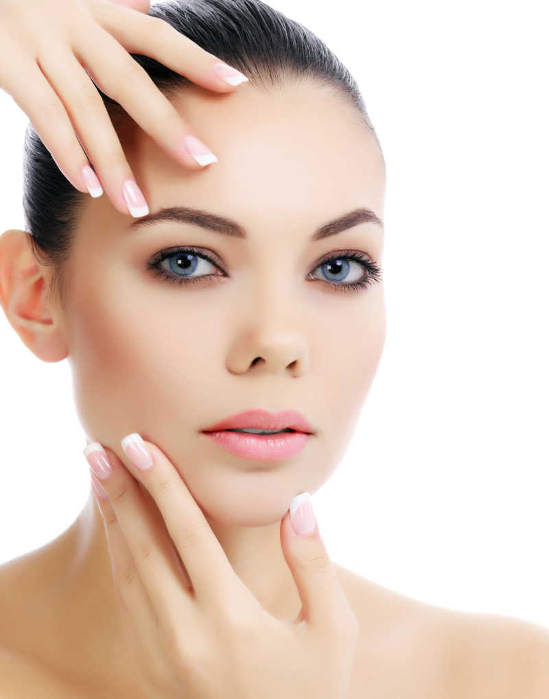 美女摸着自己的脸部