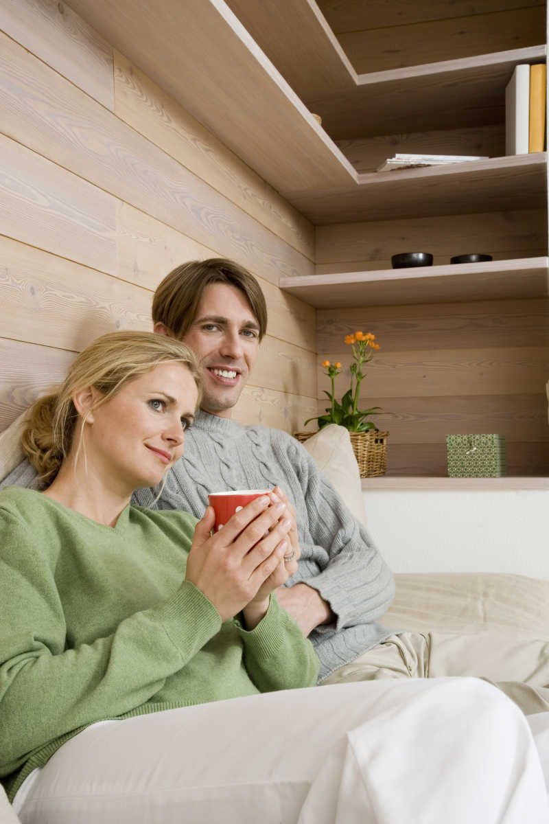 坐在室内沙发上休息的夫妻