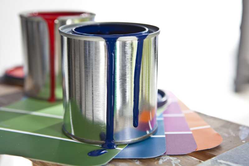 桌子上的红色和蓝色油漆油桶