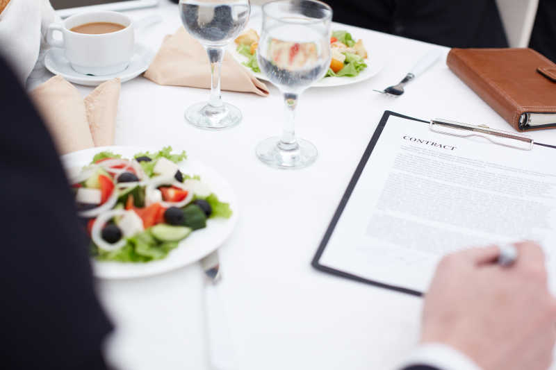 商务午餐在用餐时间签合同