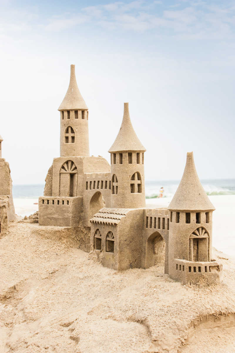 沙堆上用沙子做的城堡