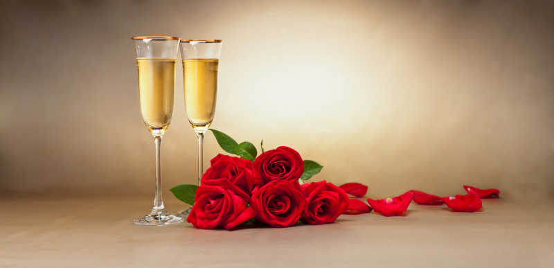 两杯香槟酒与玫瑰花