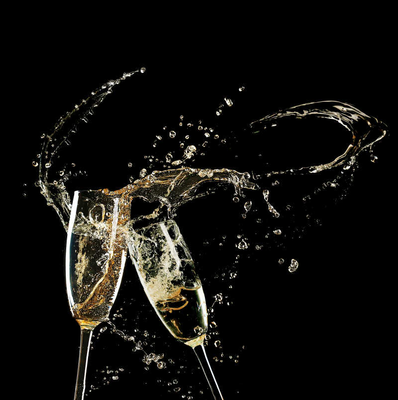 两杯激烈碰撞的香槟