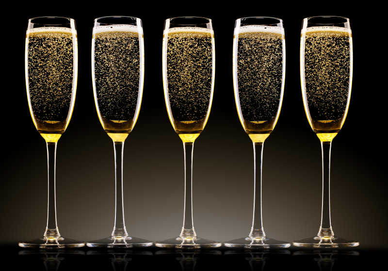 五杯充满气泡的香槟