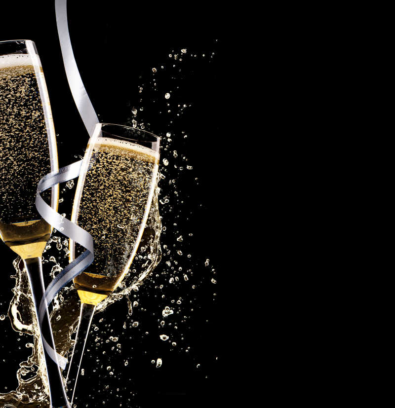 丝带与装着香槟的玻璃杯