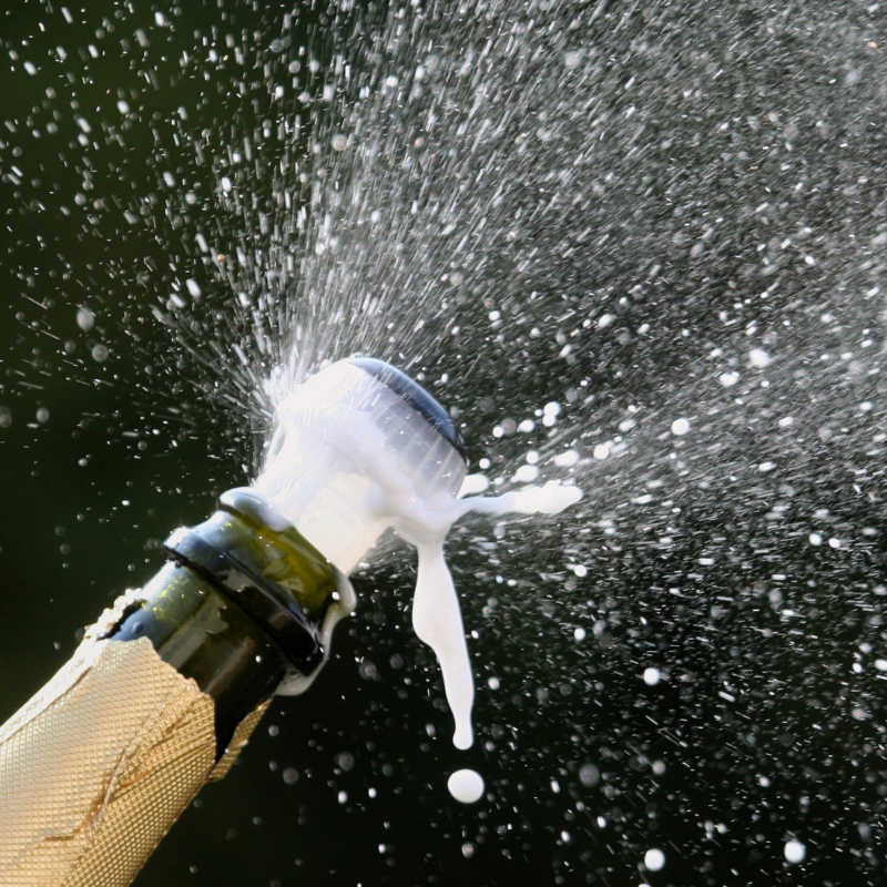 刚刚被打开的香槟