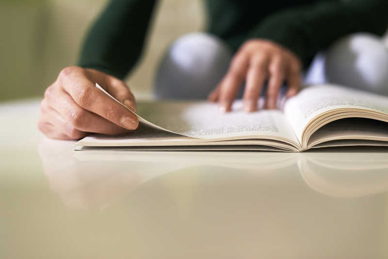 在家学习的女孩