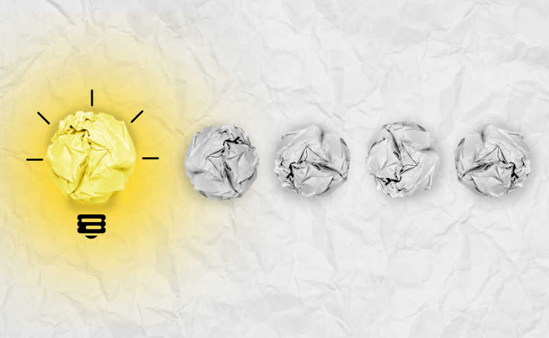 揉皱纸灯泡创意想法概念