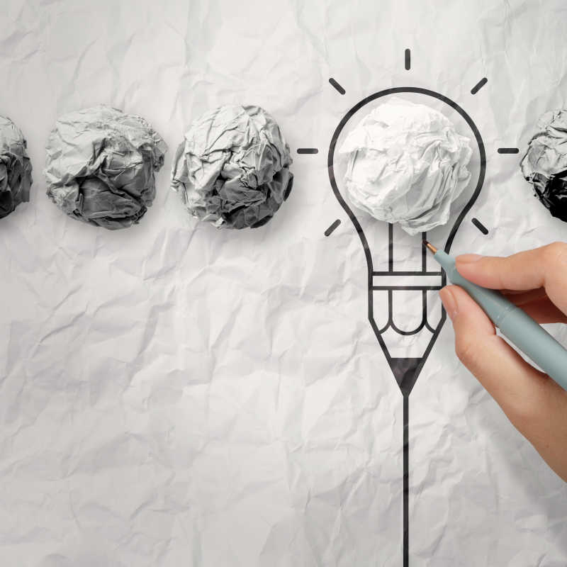 揉皱的纸张灯泡创意