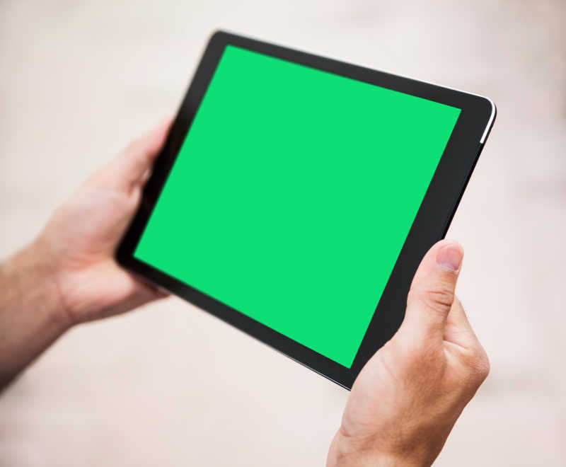 双手捧着的平板电脑