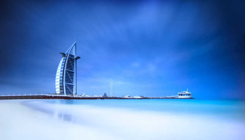 迪拜海滩上的现代建筑
