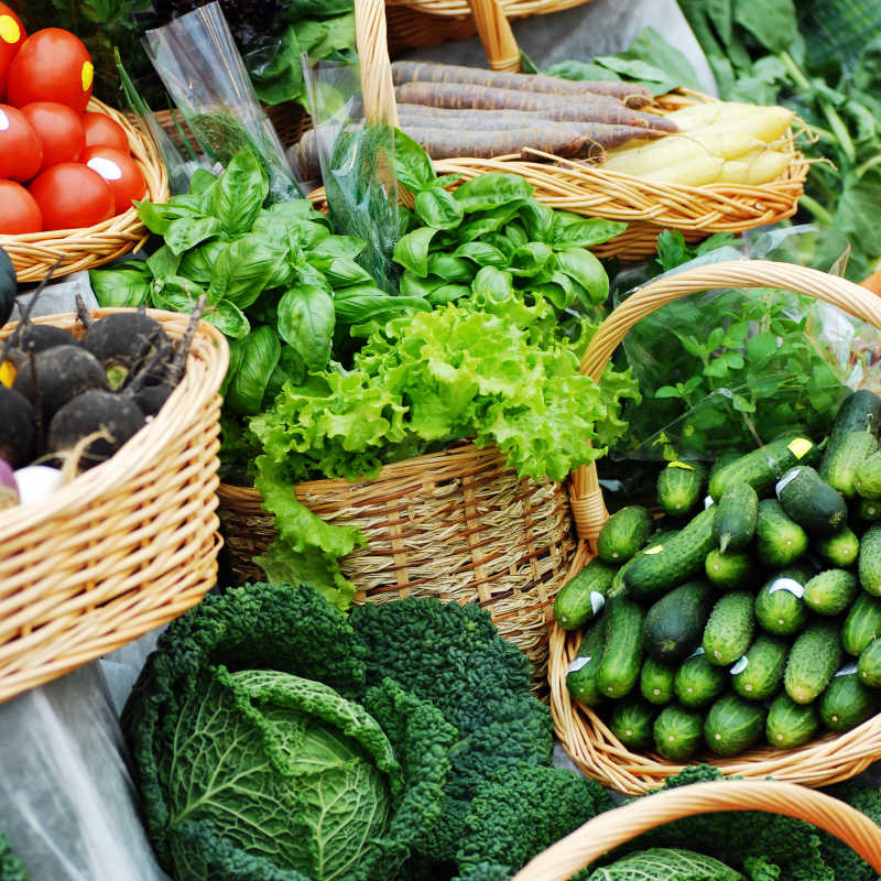 市场上不同种类的绿色蔬菜