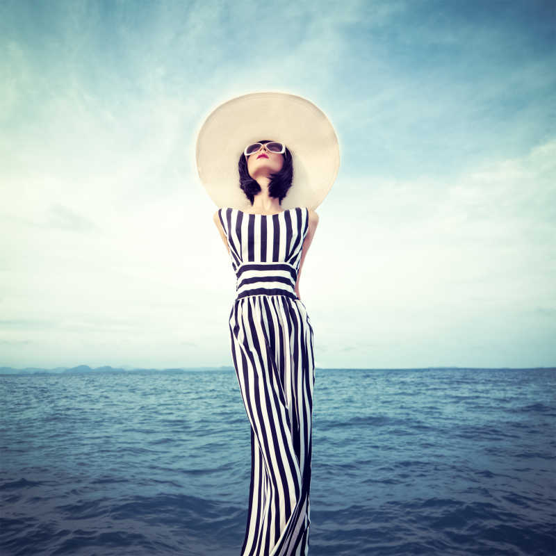 穿着条纹连衣裙的性感美女