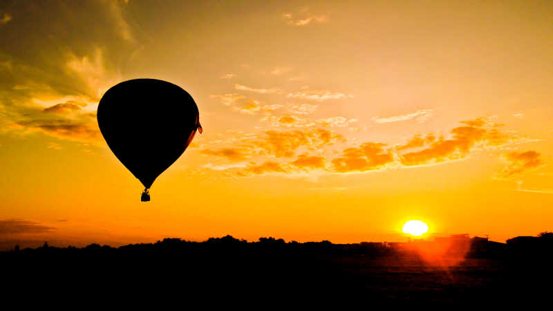 金色夕阳下的热气球