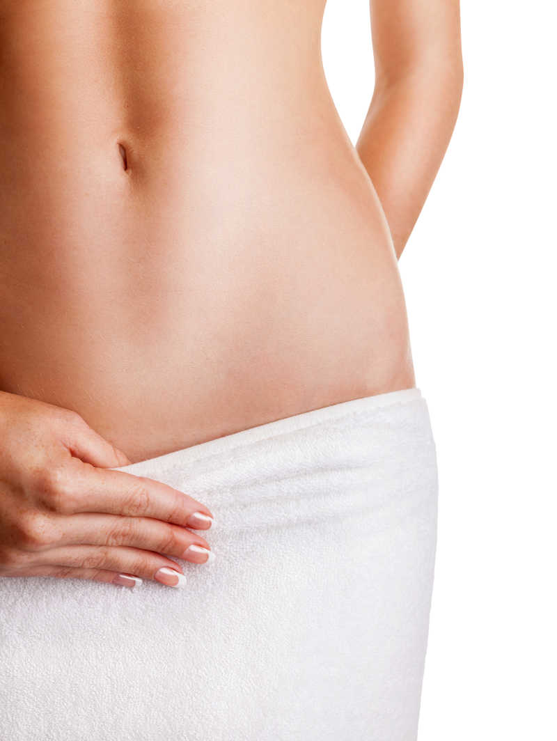 白色背景下下身裹着浴巾的美女腹部