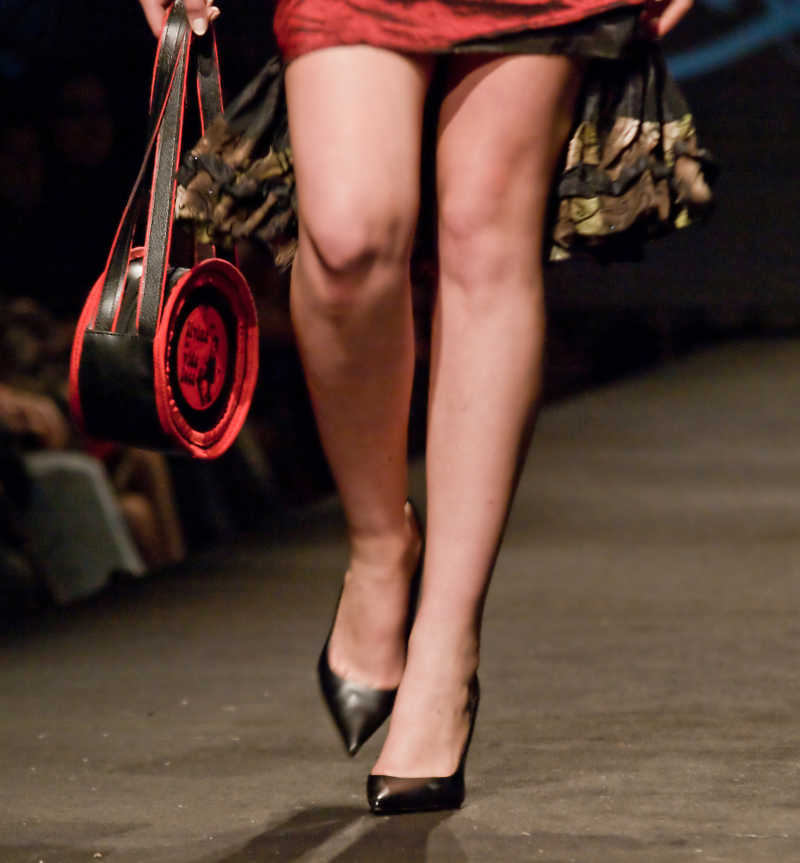 走模特的美女腿