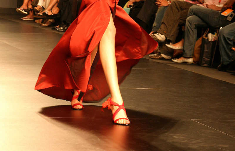 正在走猫步的模特腿部特写