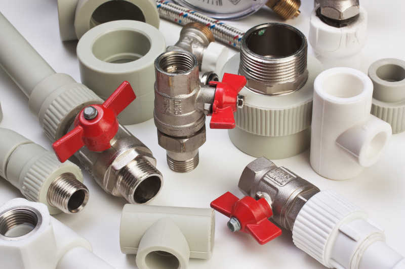 白色背景下的管道设备和管道接口配件