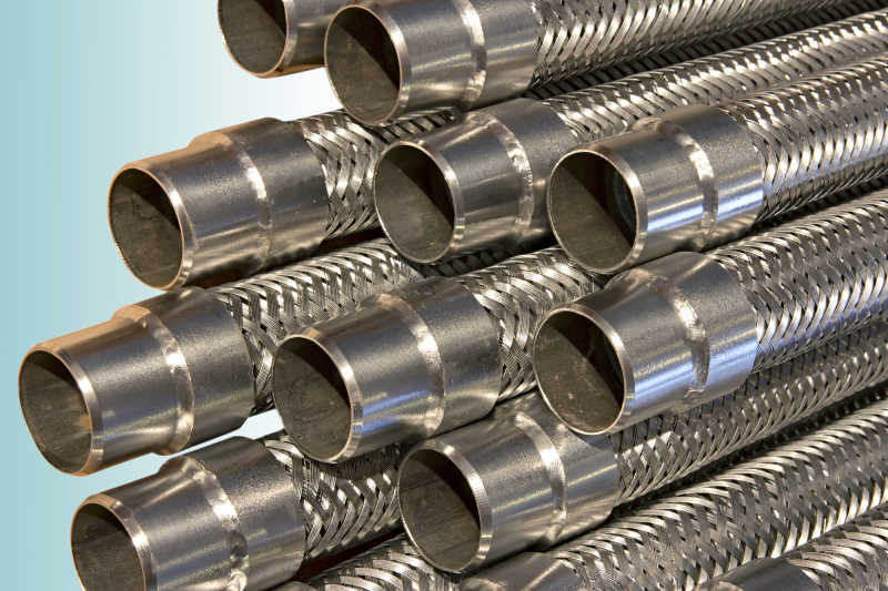 许多金属软管摞放在一起