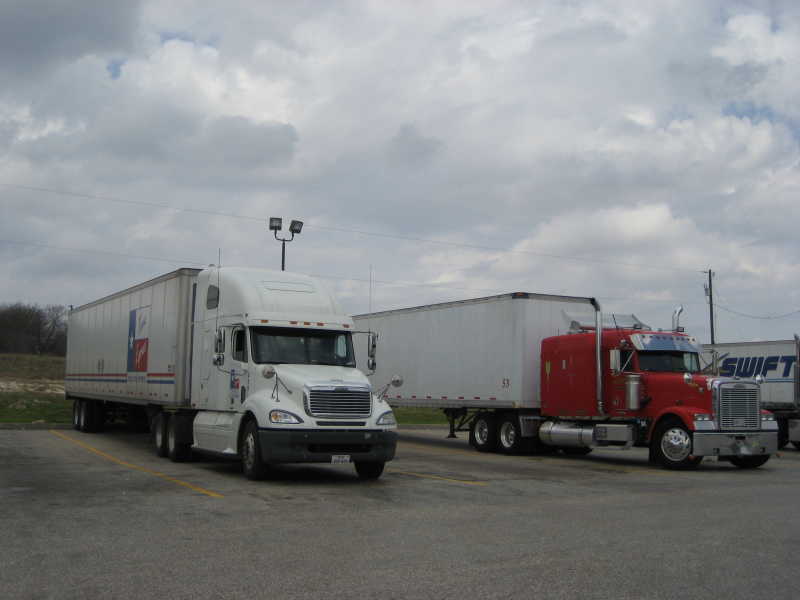 白色和红色的福莱纳卡车