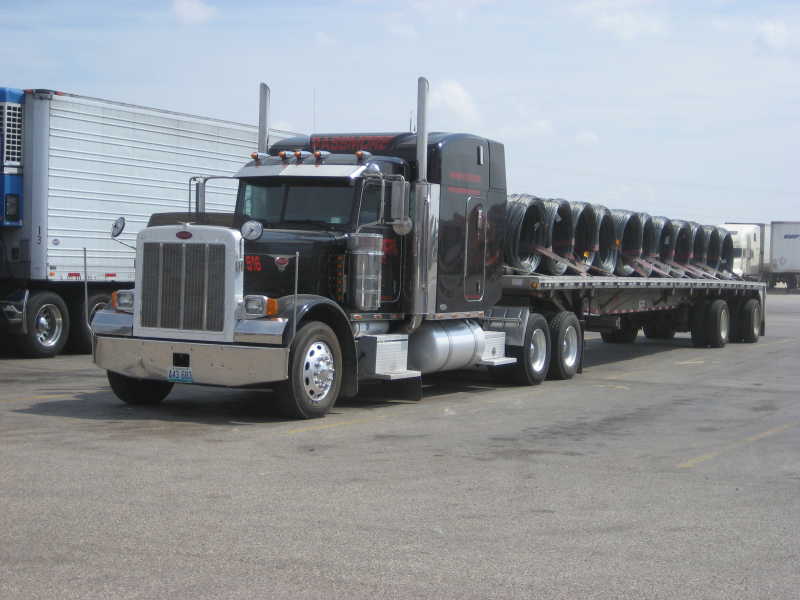 钢丝圈装黑peterbild卡车