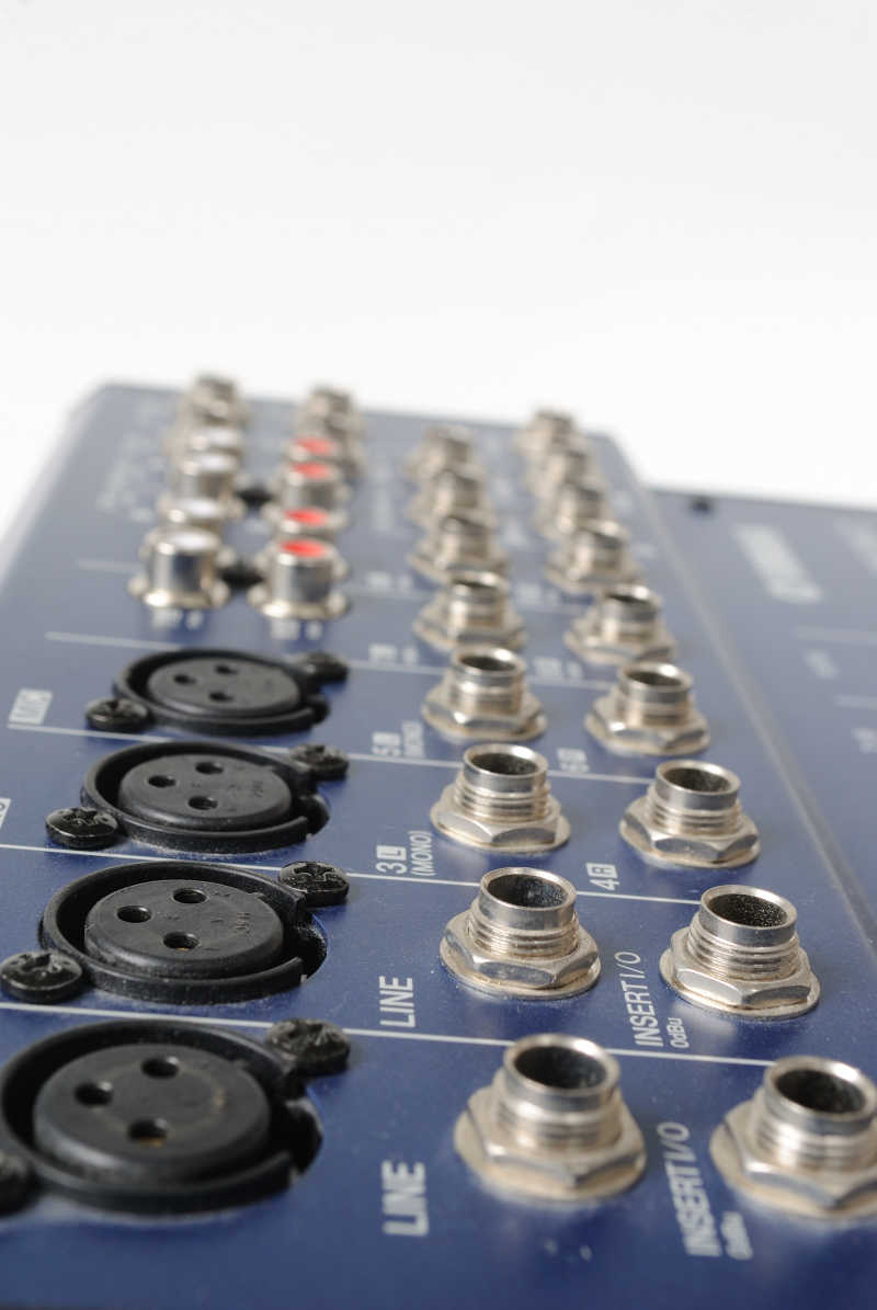 混合板上前置器放大的音频信号插头