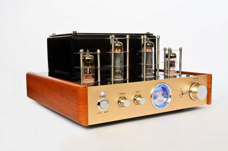 老式电子管放大器设备