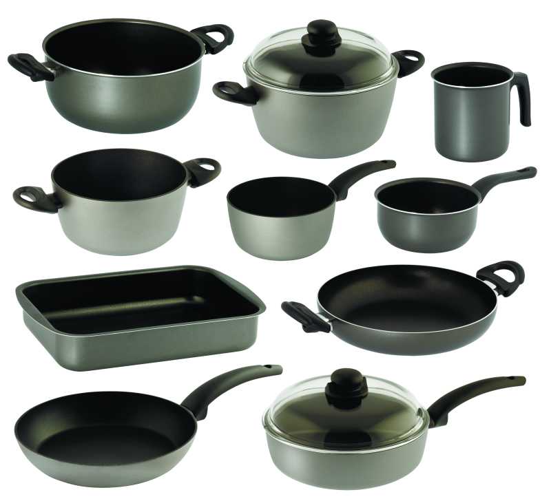 一套不同大小和不同用途的炊具