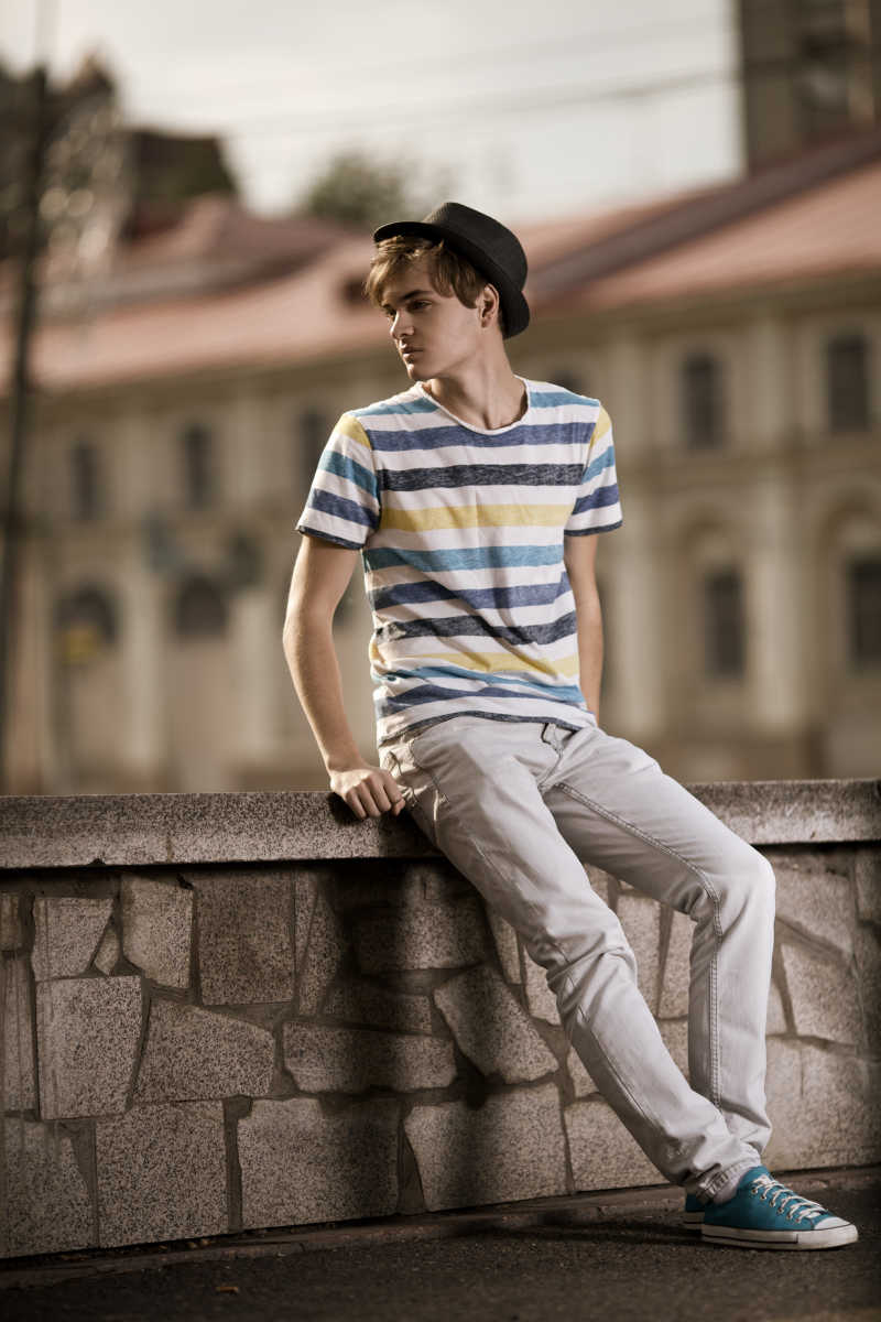 英俊快乐的男人